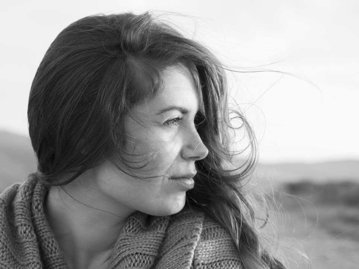 femme regarde le paysage