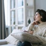 angoisse femem à la fenêtre